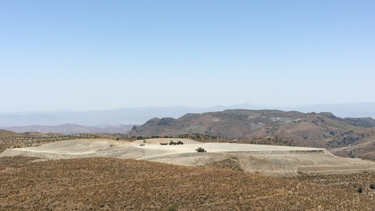 Máquinas allanando el suelo en el que se construirá la macrogranja porcina.