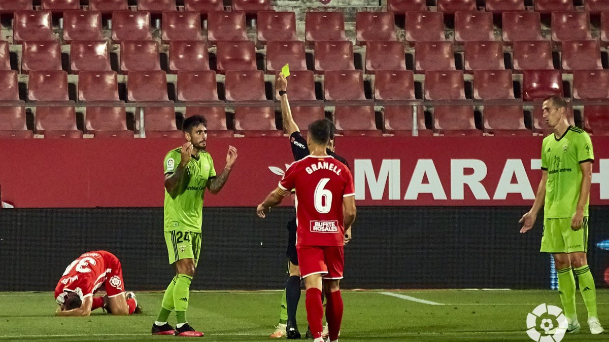 Amarilla para David Costas.