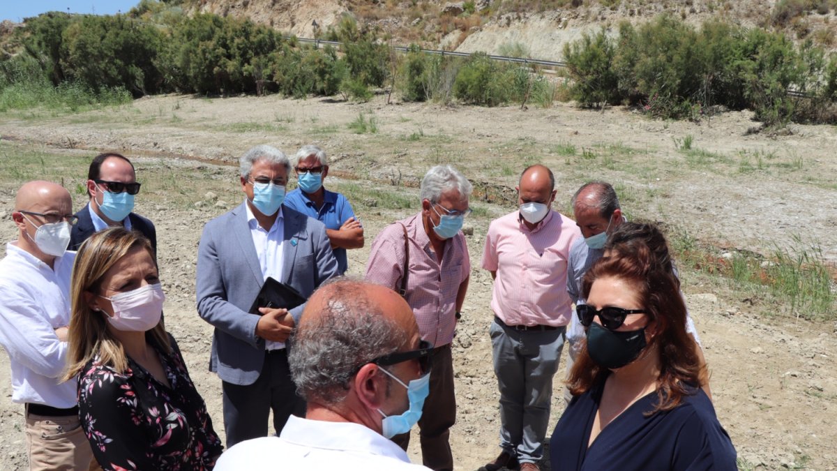 Carmen Crespo y la delegada territorial, Maribel Sánchez visitaron el cauce del Río Aguas junto al alcalde de Sorbas.