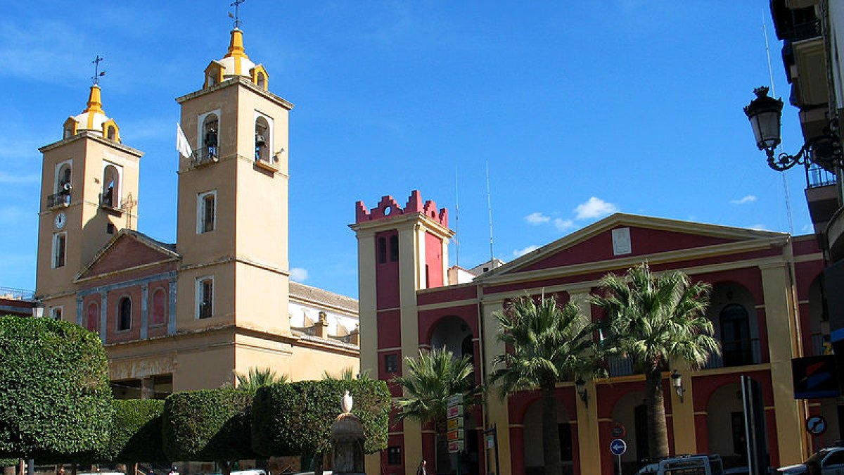 Plaza del Ayuntamiento y la Iglesia de Berja.