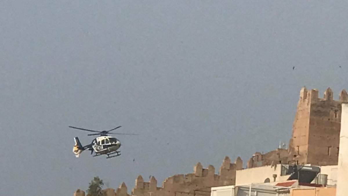 Un helicóptero de la Policía sobrevuela el cerro almeriense.