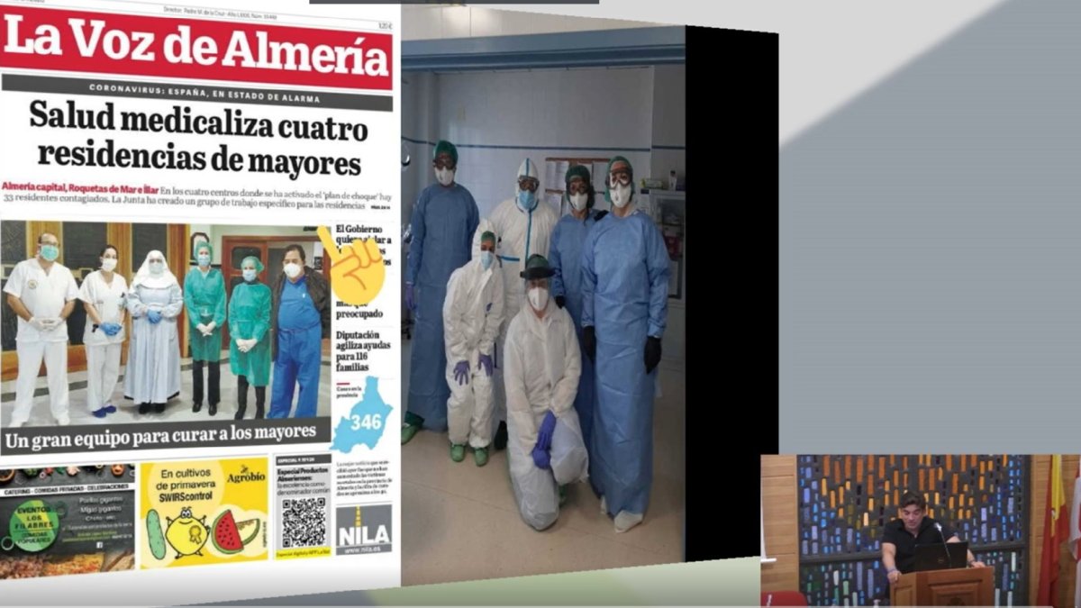 Javier Sandoval, abajo a la derecha, usó una portada de La Voz durante su intervención en las jornadas.