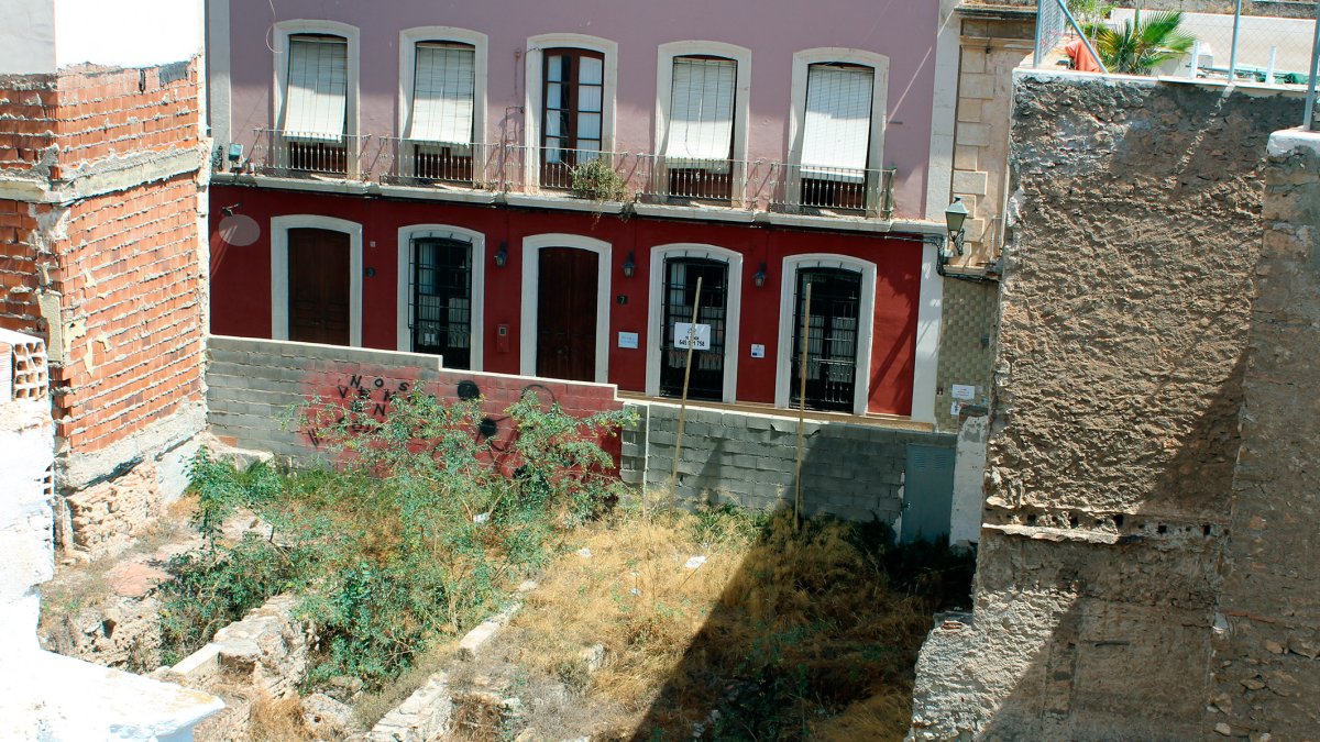 Solar de la Calle Arráez, sin ningún tipo de mantenimiento a pesar de ser propiedad del Ayuntamiento de Almería.
