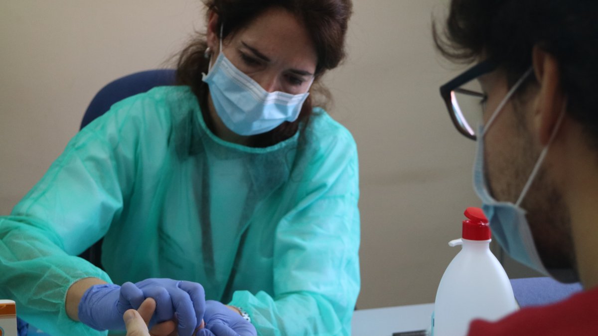 Imagen de la realización de una prueba para detectar el coronavirus.