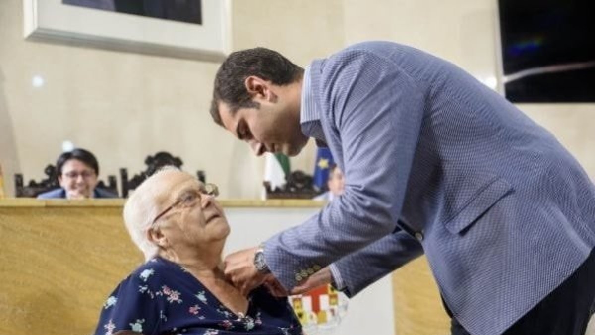 La Kika recibe el Escudo de Oro de la Ciudad.