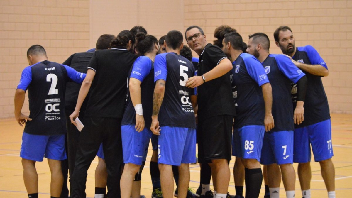 El entrenador azulino haciendo piña con sus jugadores.