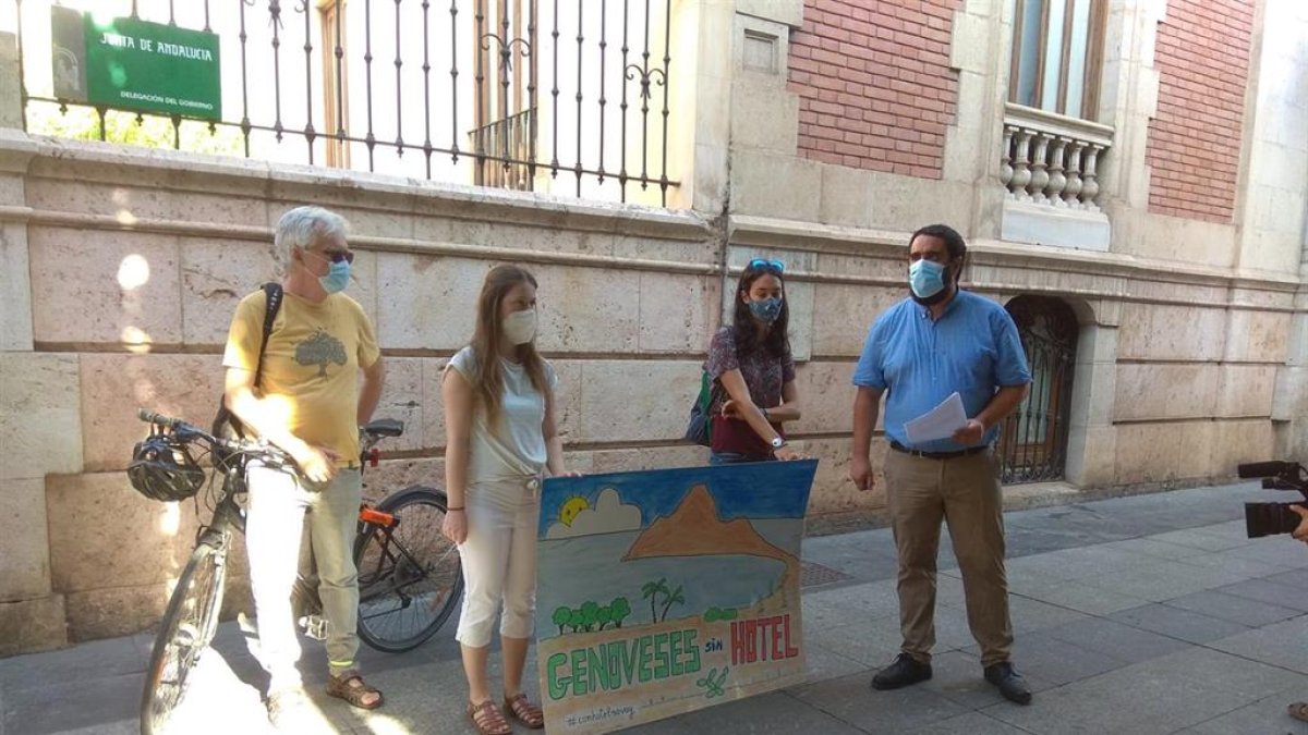 Colectivos ecologistas pedirán una investigación de la UE sobre el proyecto del hotel en Genoveses.
