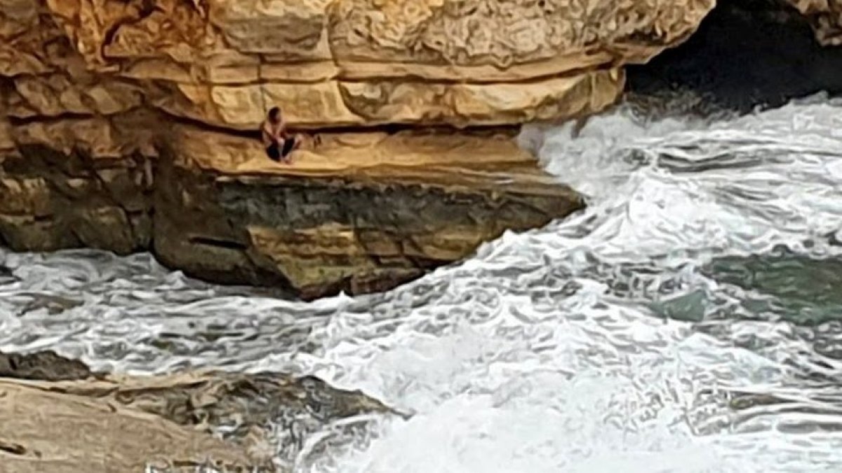 Imagen compartida por Salvamento Marítimo del bañista rescatado en Rodalquilar.