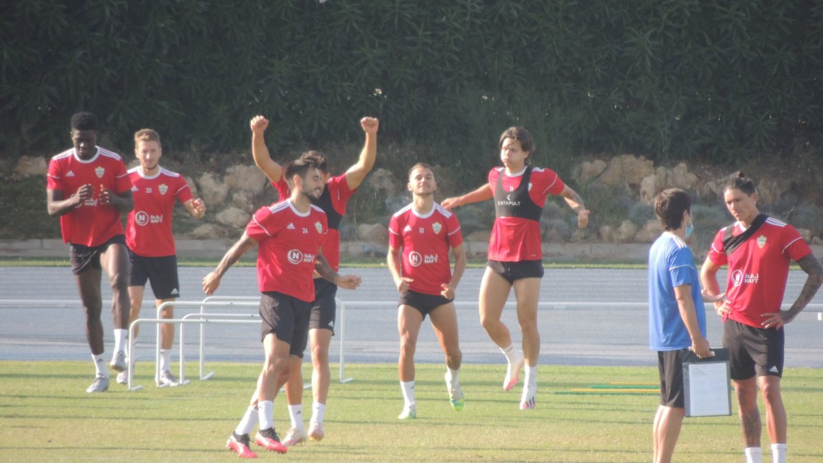 Mario Silva habla con Darwin en el entrenamiento.