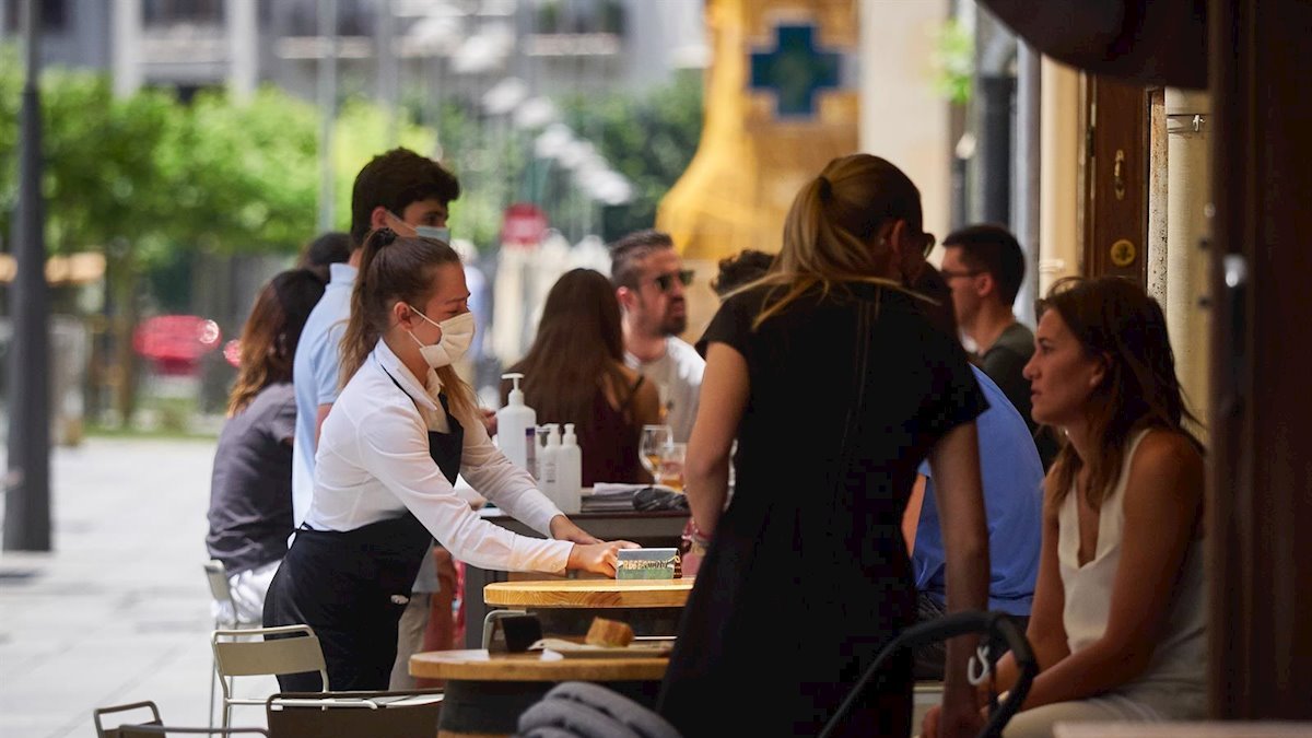 Las terrazas de Huércal de Almería seguirán ampliadas todo el verano.