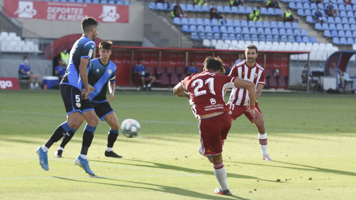 El delantero bate la meta del Rayo tras partir la cintura de Saveljich.