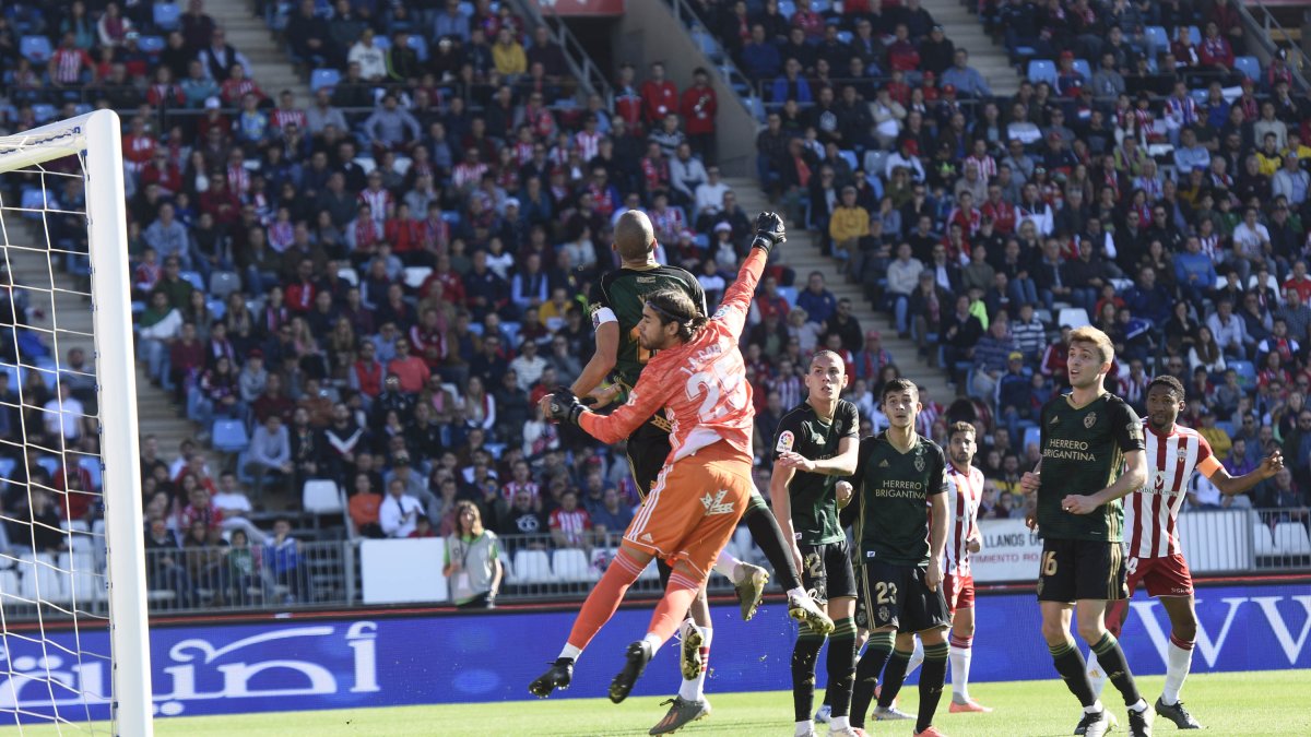 La Ponferradina ganó en el Mediterráneo en la primera vuelta (2-3).