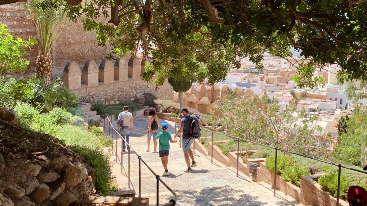 Un grupo de turistas saliendo de la Alcazaba.