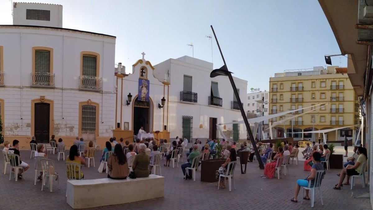 Celebración eucarística en honor a la Virgen del Carmen en su ermita.
