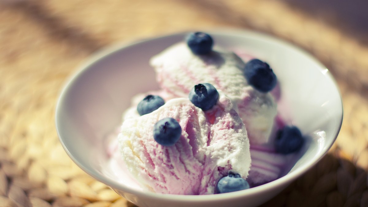 Batir fruta y yogur natural es una de las opciones para hacer este tipo de helado