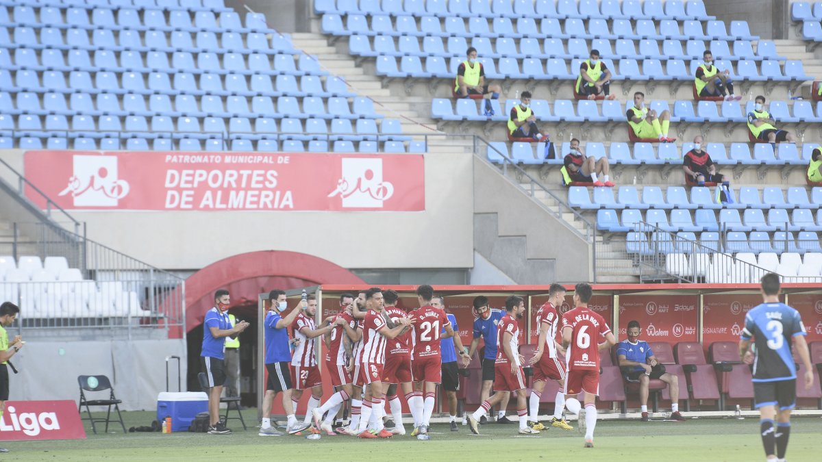 El Almería celebrando el tercer gol contra el Rayo Vallecano.