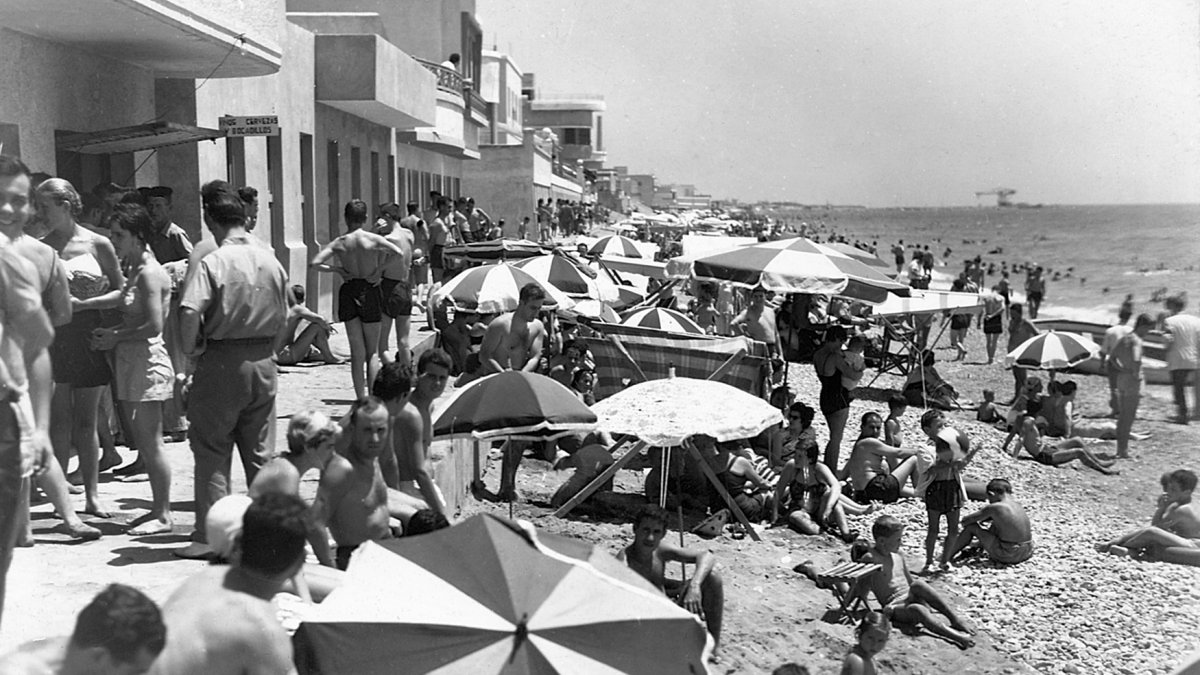 La Playa de San Miguel en un día de fiesta nacional.