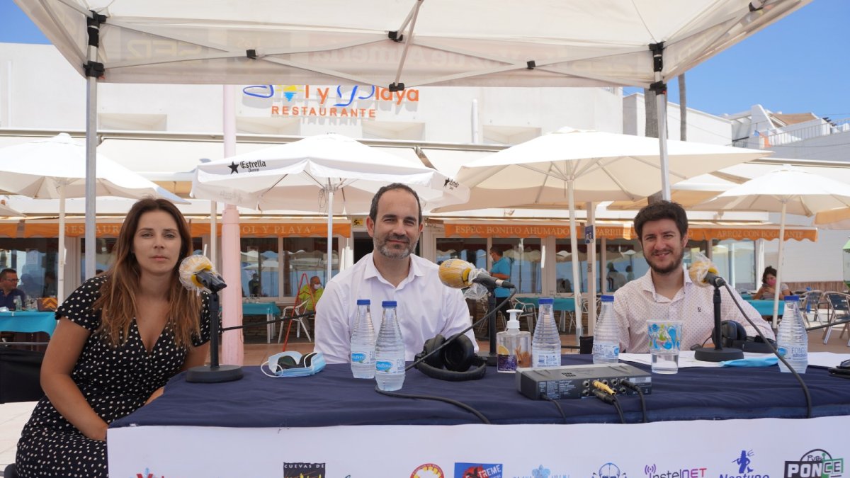 La edil de Turismo y Comercio, Isabel Hernández, junto al alcalde de Carboneras José Luis Amérigo y el presentador del ‘Hoy por hoy’ Guillermo Mirón.
