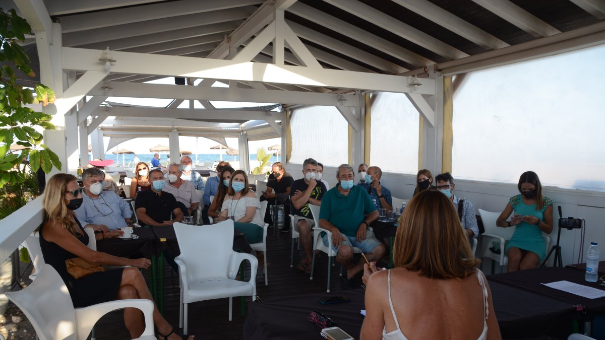 Ana González se dirige a los miembros de la Asociación durante la reunión.