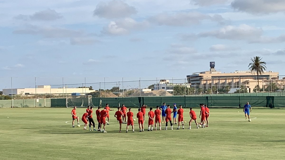 El Atlético Pulpileño ejercitándose en las instalaciones de Pinatar.