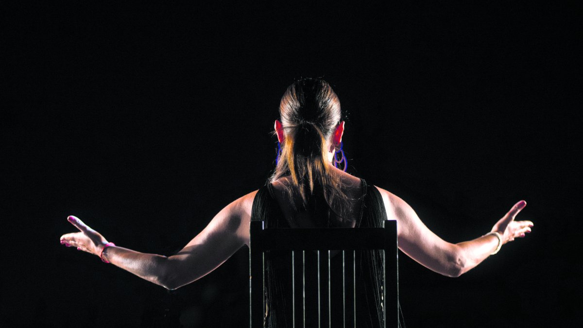 Sonia miranda  en un momento álgido de su cautivadora interpretación de los poemas de Valente. Foto de Antonio Jesús García.