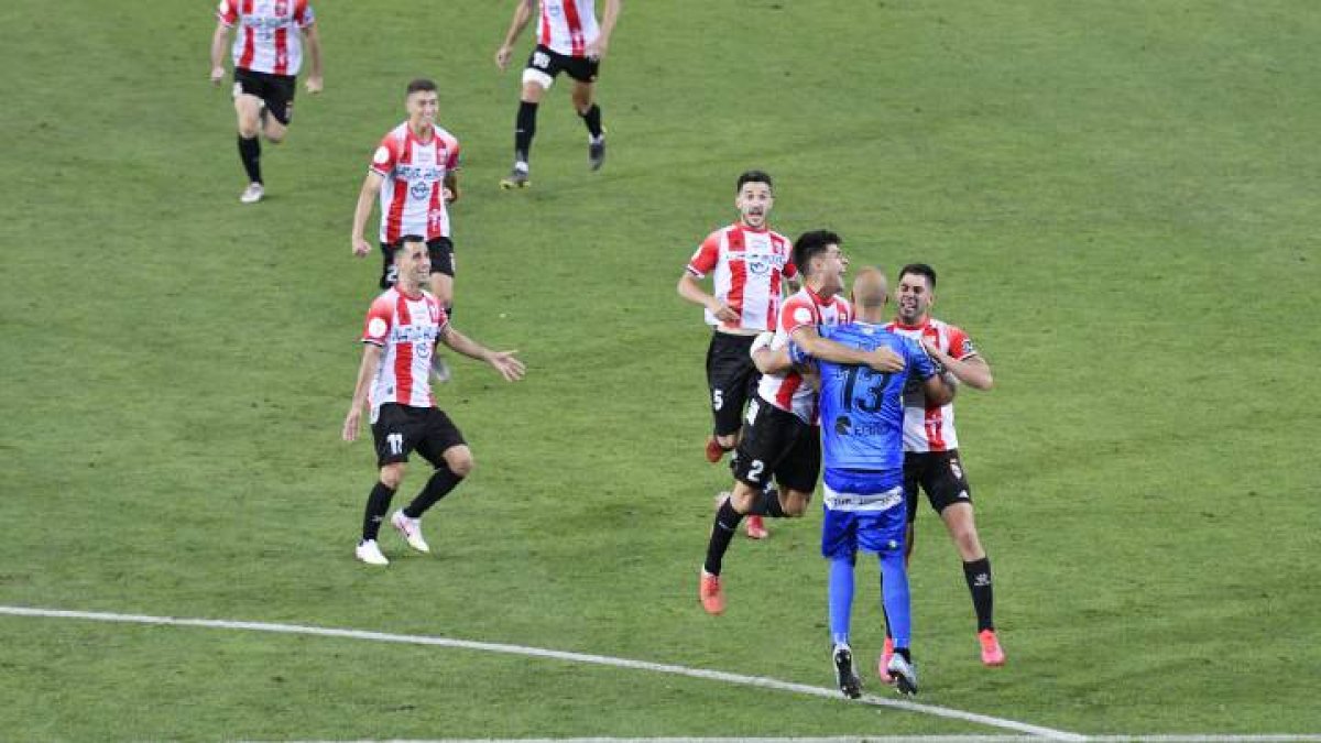 Los jugadores se abrazan al portero Miño tras detener un penalti.