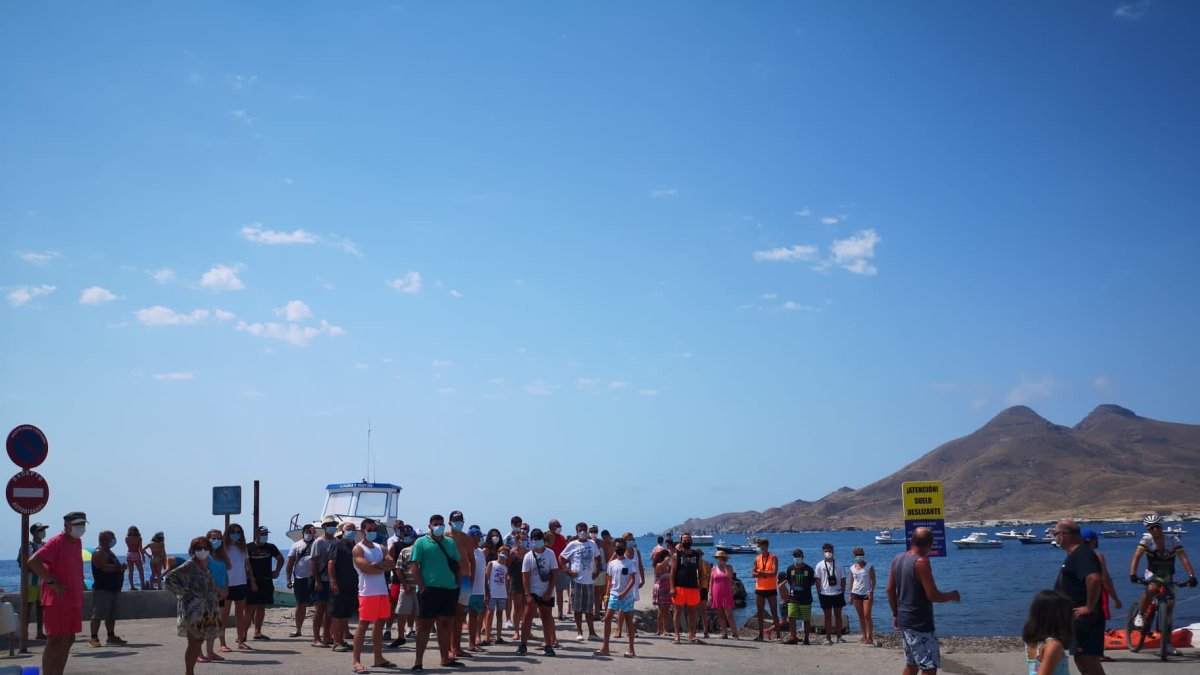 Entre 40 y 50 lancha y motos acuáticas invaden cada día la isleta del moro con altercados al finalizar la tarde.