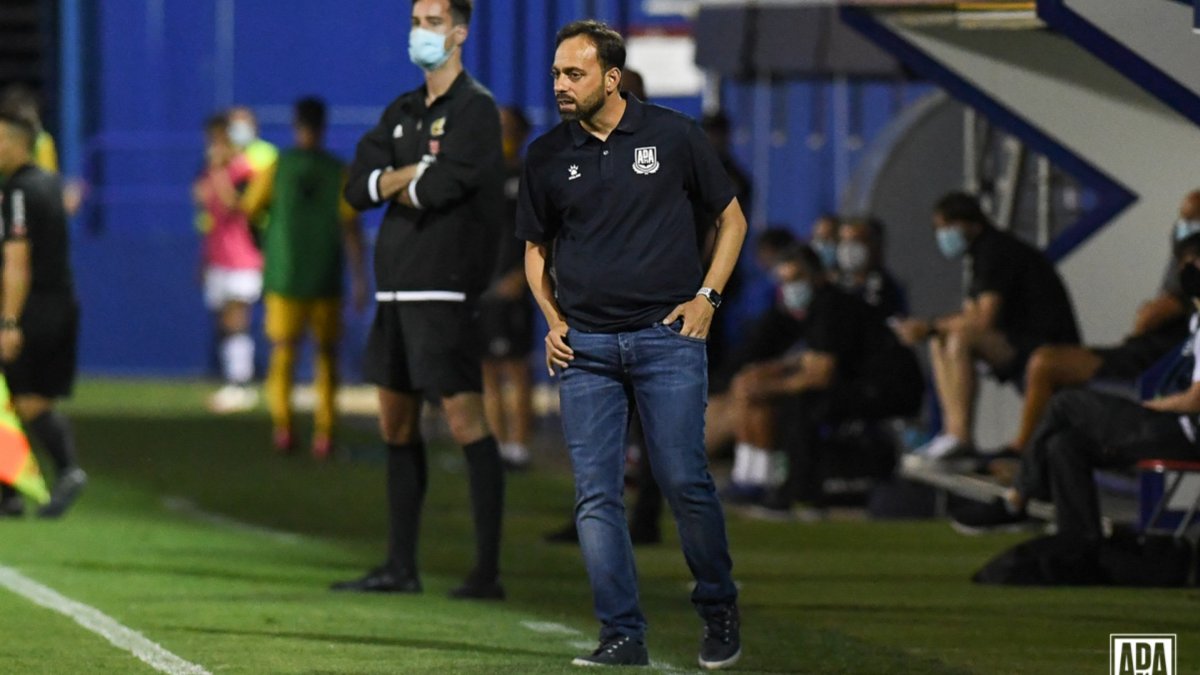 Fran Fernández dando instrucciones desde la banda de Santo Domingo.