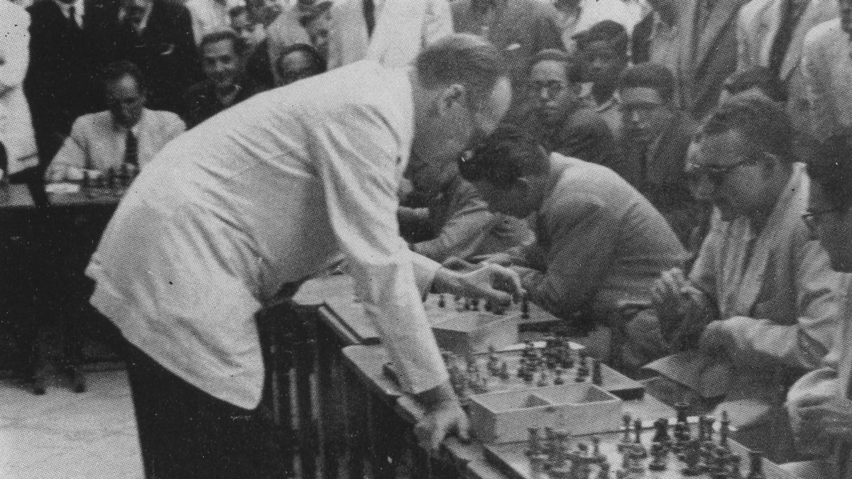 Alkhine se dispone a hacer su jugada en el tablero de José María Artero García