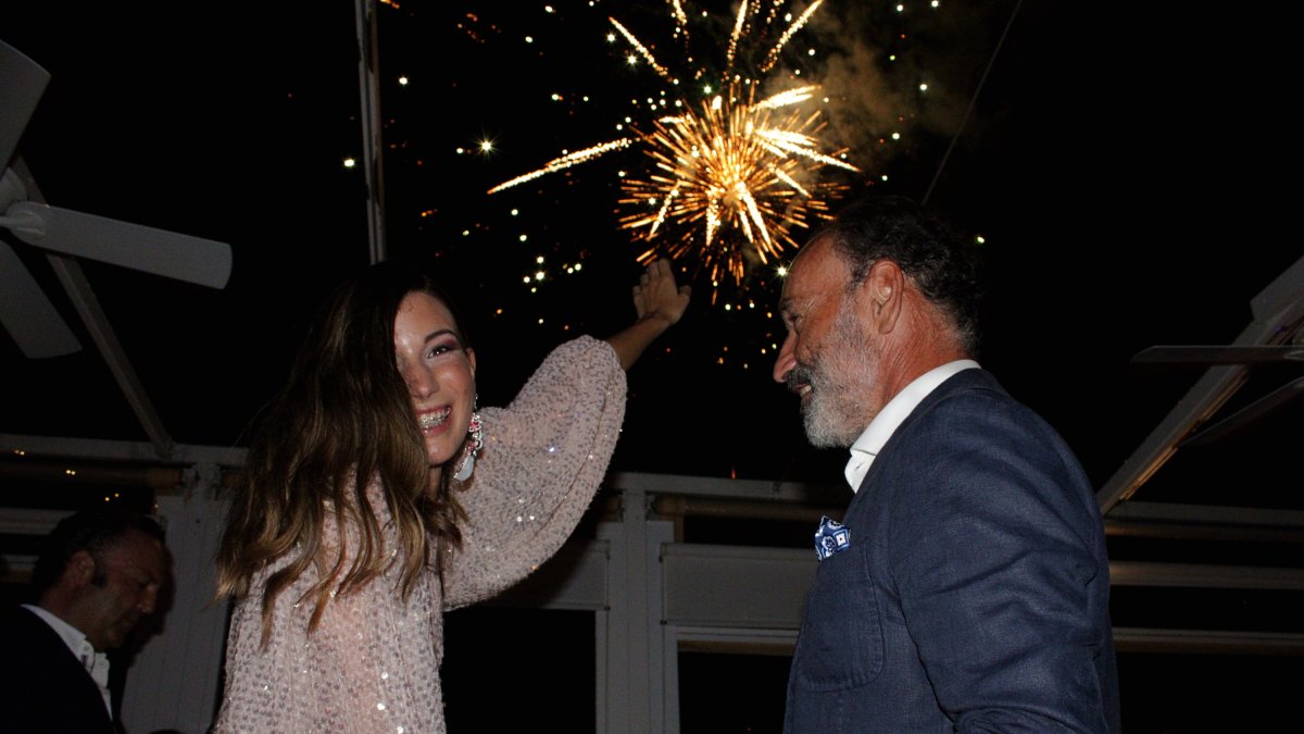 Jara Liria Rivas junto a su padre, el torero Pepín Liria, disfrutando del castillo de fuegos artificiales.