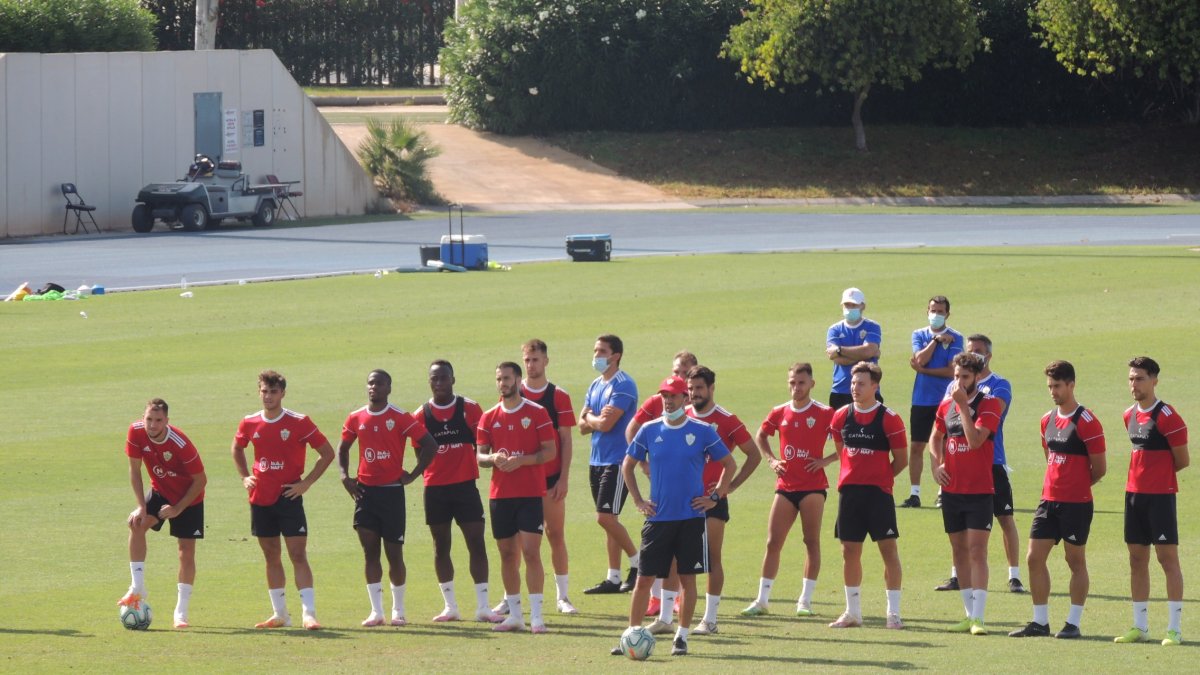 La plantilla del Almería se aferra a la tercera posición.