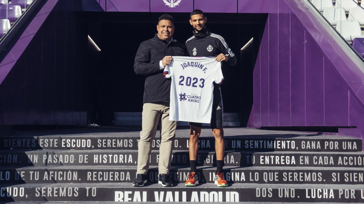 Joaquín con Ronaldo el día que renovó hasta 2023.