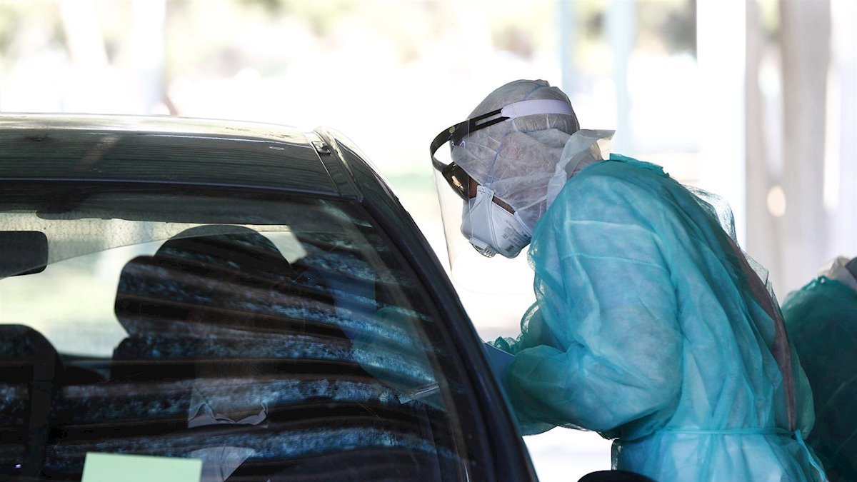 Imagen de archivo de la realización de test en autocovid.