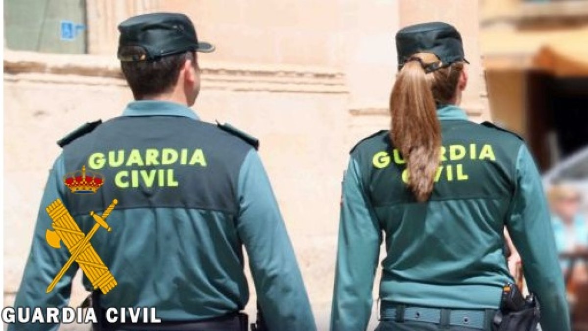 Una pareja de la Guardia Civil dirigiéndose hacia un altercado