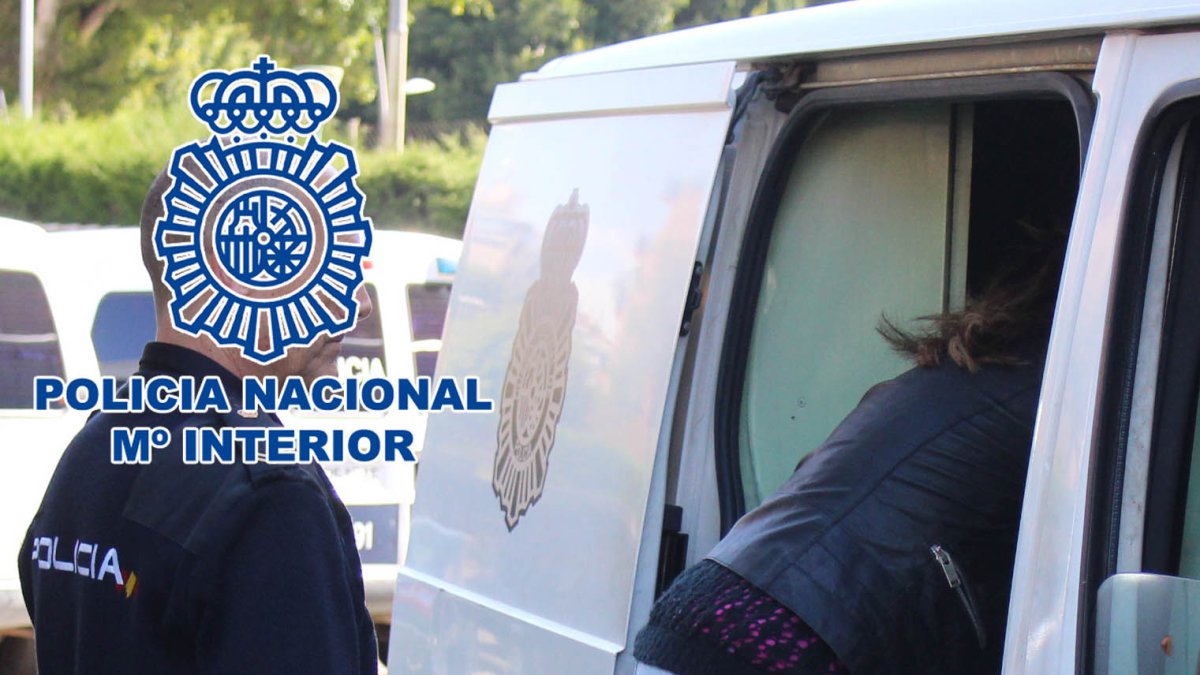 La mujer de 25 años siendo detenida