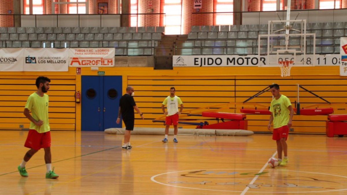 Los jugadores celestes preparados para el asalto.