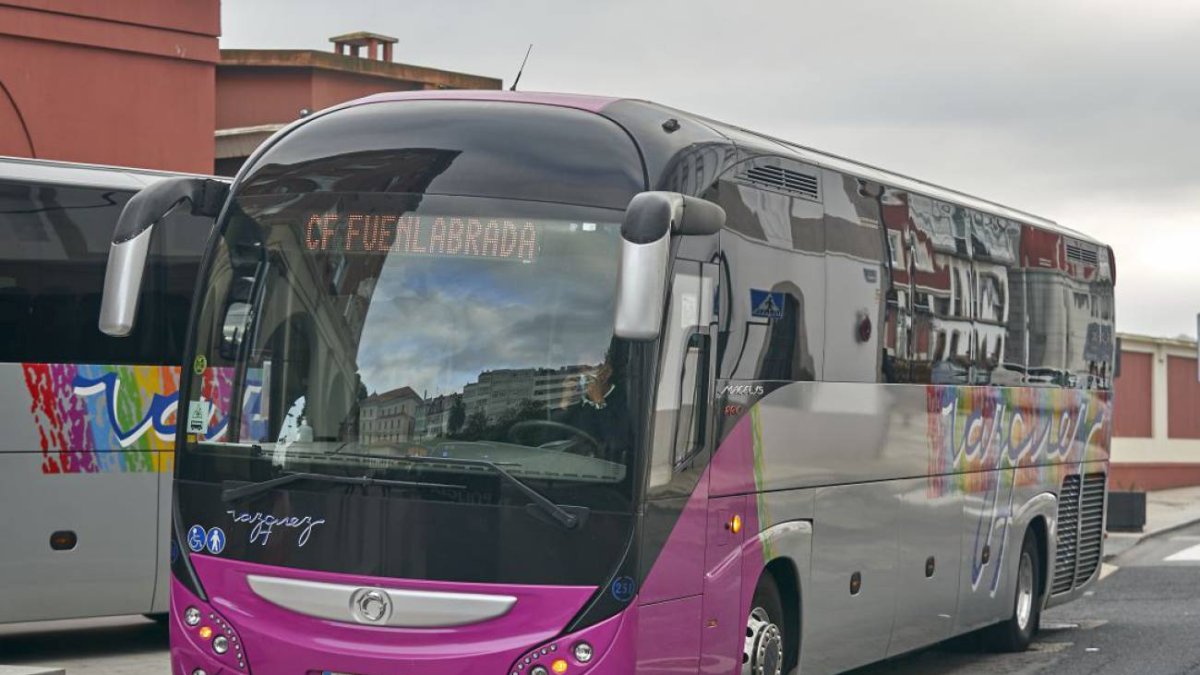 Autobús del Fuenlabrada a las puertas del hotel donde los jugadores están aislados.