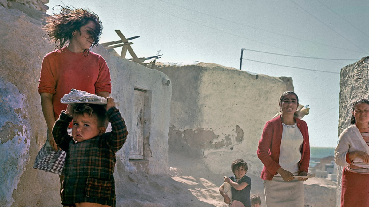 En esta serie Siquier se dio cuenta de que el barrio almeriense conservaba una dignidad que solo el color podía reflejar.