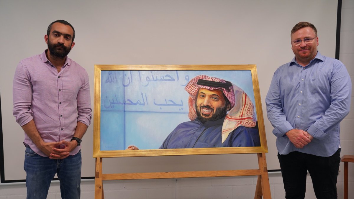 El CEO El Assy y el pintor Tomás Santos Alcalá.