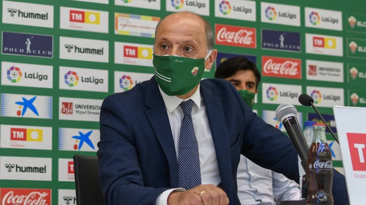 El presidente del Elche en la rueda de prensa.