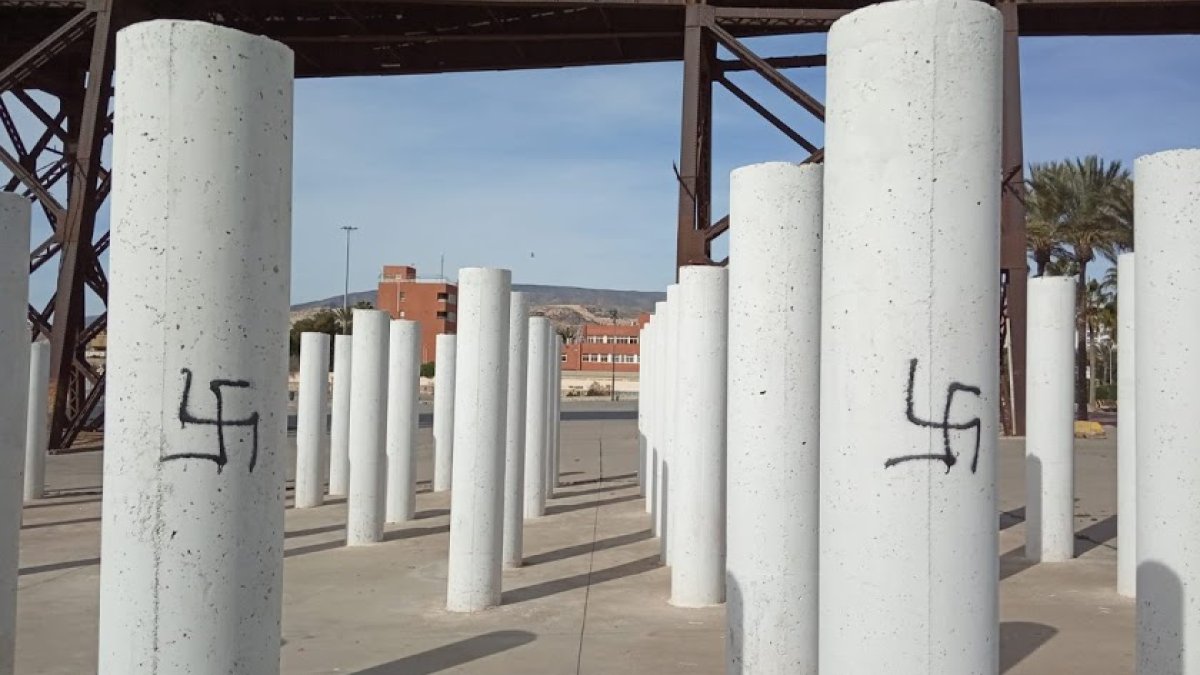 pintadas nazis en el monumento a las víctimas de Mauthausen en Almería