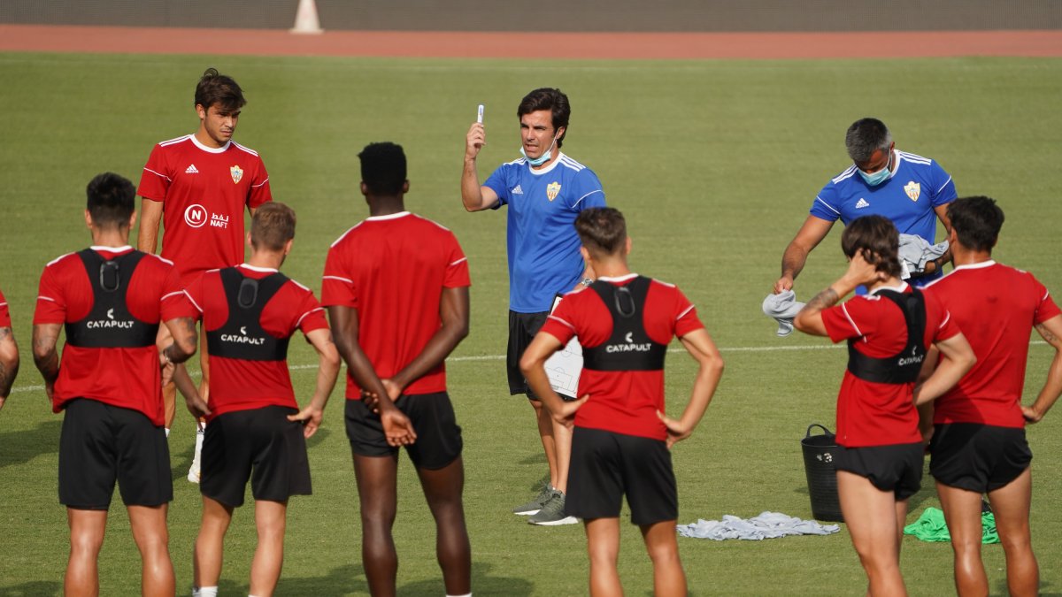 Mario Silva hablando con la plantilla en el Estadio Mediterráneo.