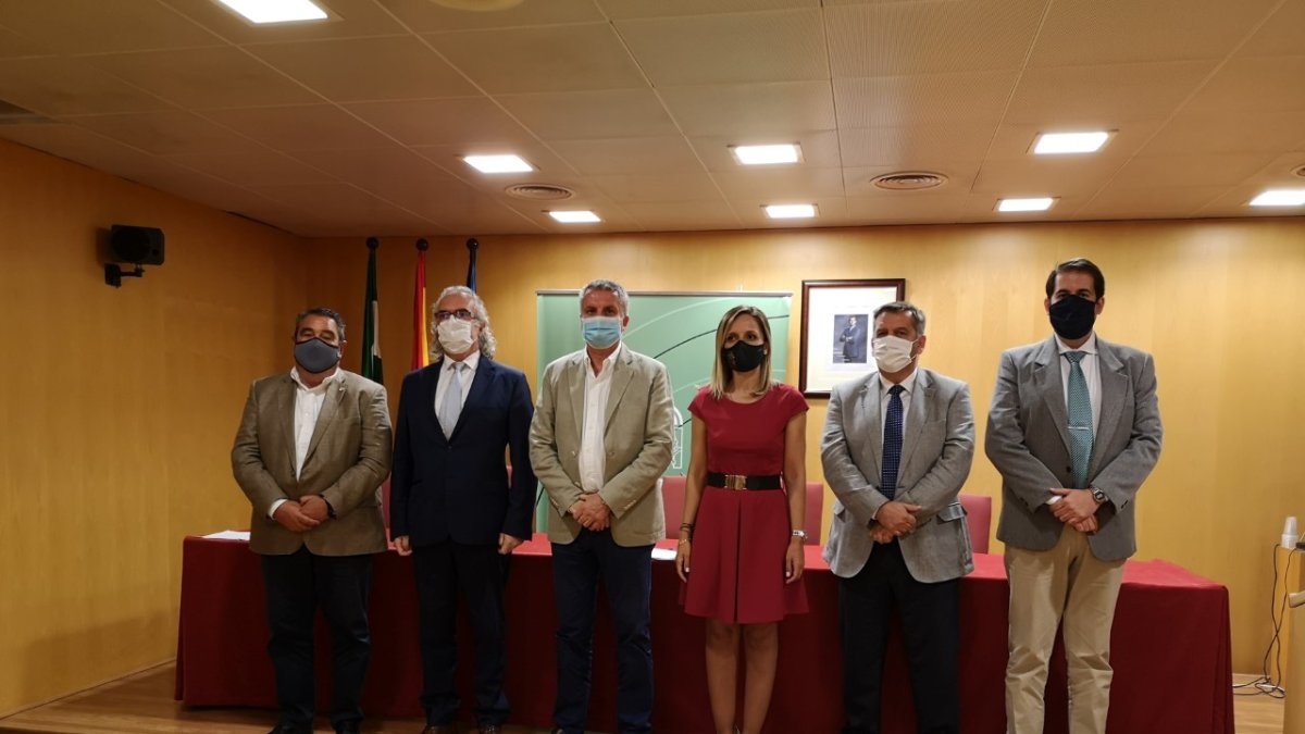 Maribel Sánchez con los principales responsables sanitarios de la provincia, tras la reunión de este miércoles.