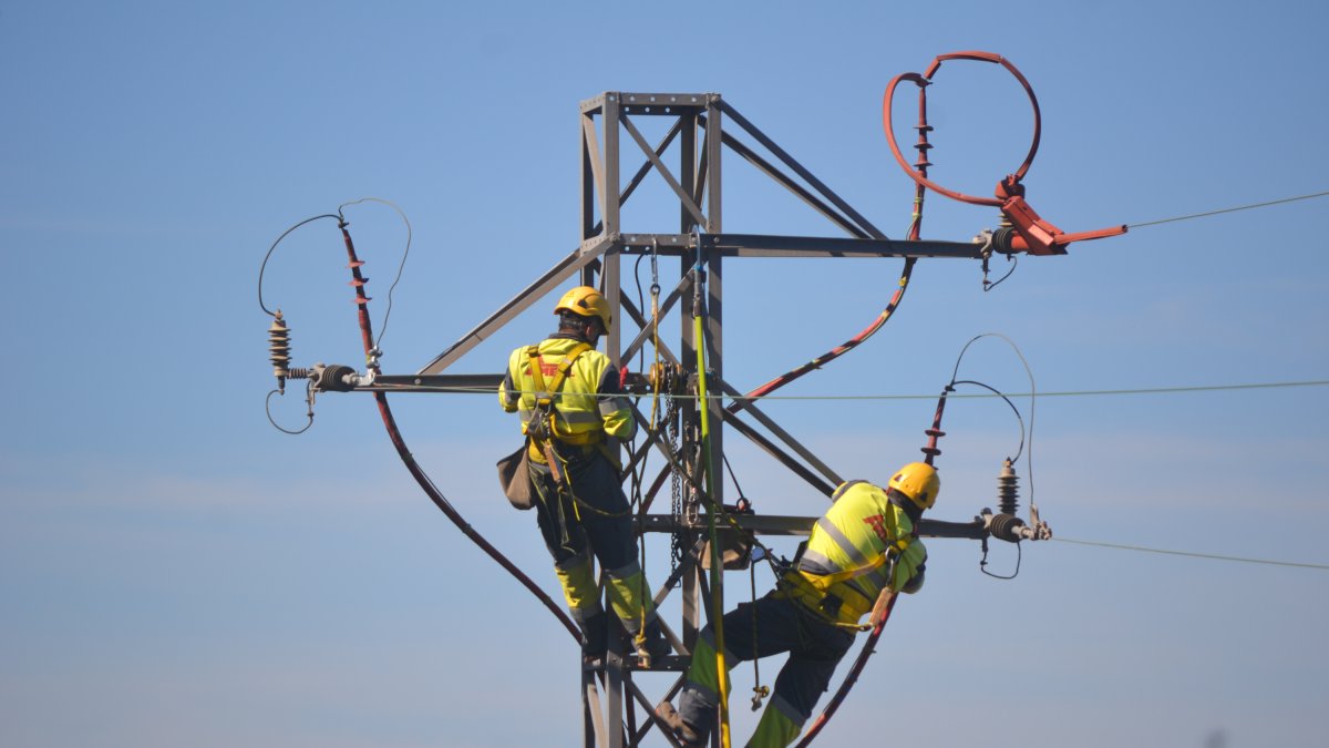Trabajos en la red de Endesa para mejorar sus prestaciones