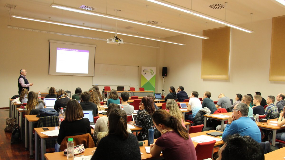 El doctor en Física atómica, José María Fernández, durante su ponencia en el curso sobre Fundamentos de Física médica.