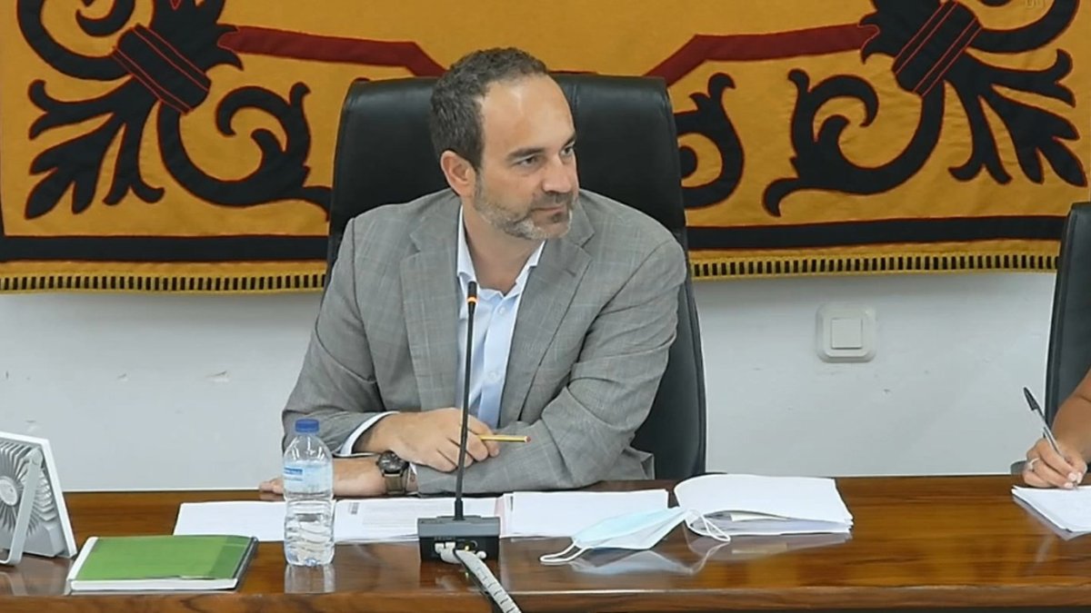 El alcalde de Carboneras, Jose Luis Amérigo, durante la sesión.