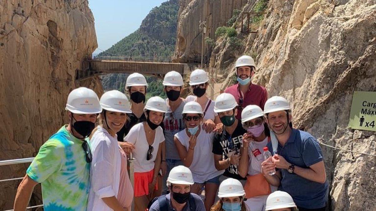 Foto de familia de la visita de Bisbal al Caminito del Rey.