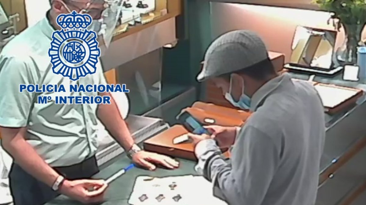 El detenido en uno de sus atracos captado por las cámaras de seguridad