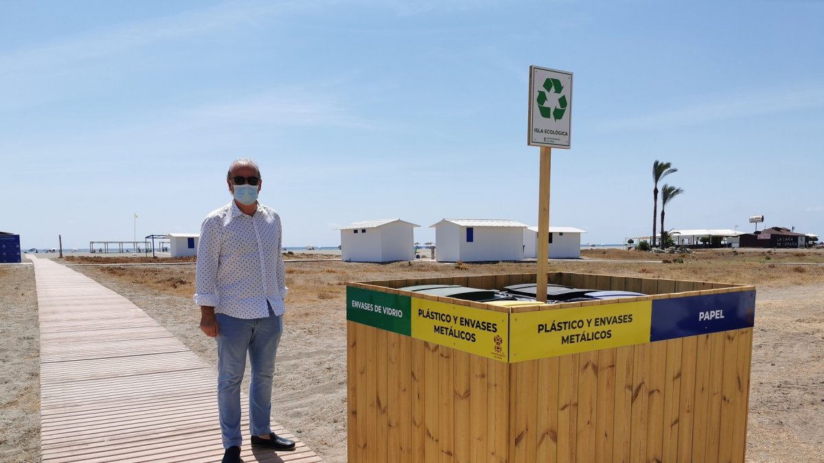 Pedro Salas, junto a una de las nuevas islas eoclógicas instaladas en las playas.
