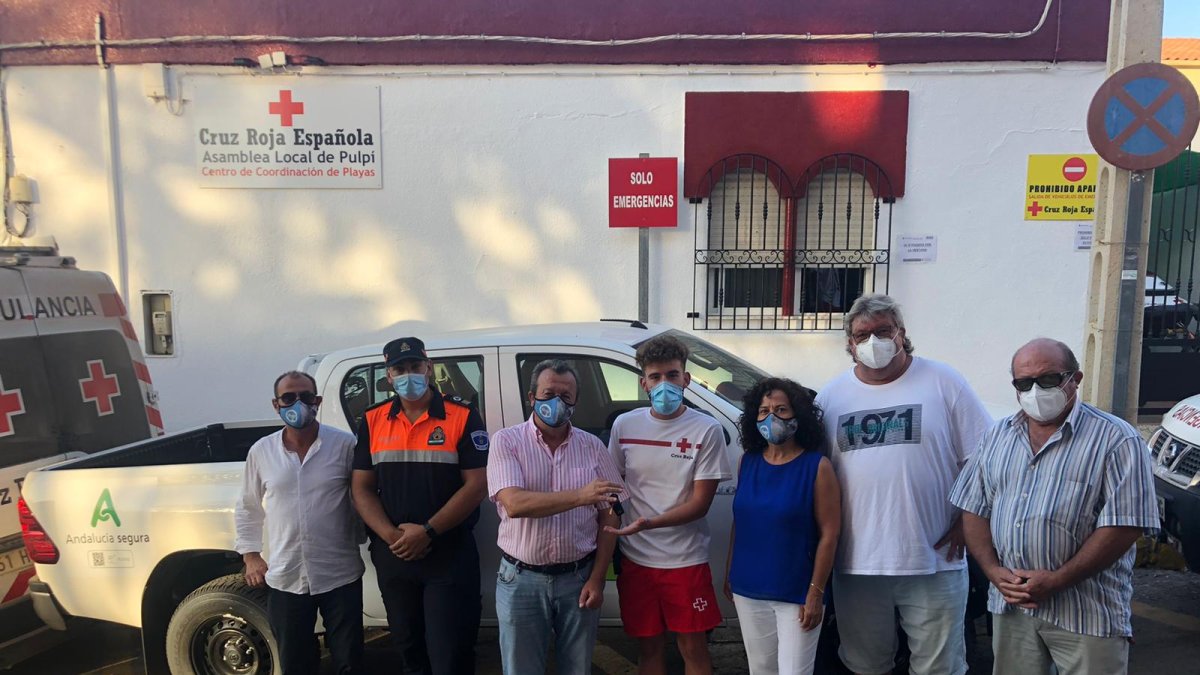 García da las llaves a un miembro de Cruz Roja.